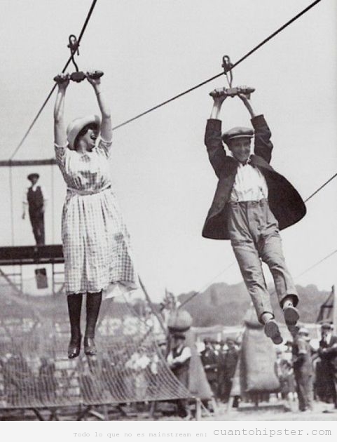 Foto antigua de dos jóvenes bajando el tirolina o tirolesa