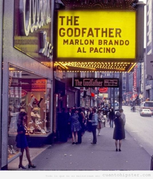 Años 70 groovy en Estados Unidos con un cartel de The Goodfather en un cine
