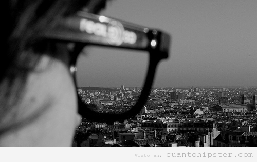 Foto blanco y negro de un hipster con gafas cine 3D