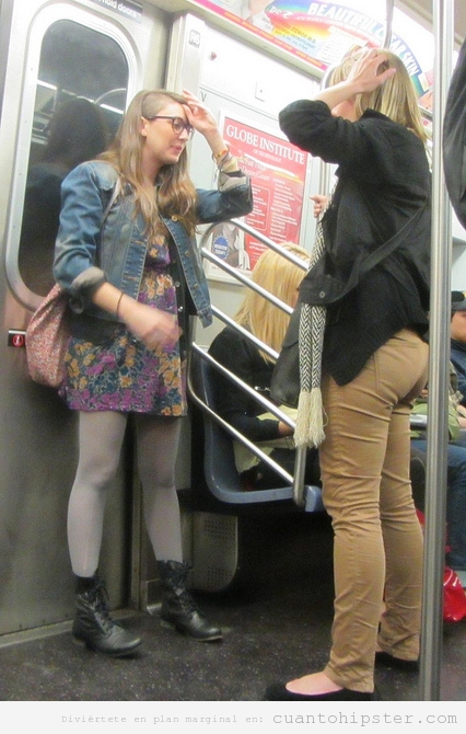 Foto de una chica hipster en el metro
