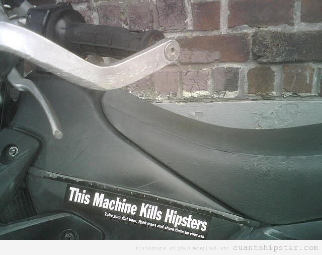 Pegatina en una moto Esta máquina mata a hipsters