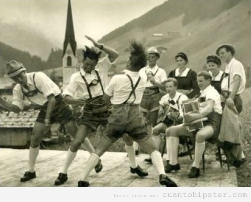 Foto antigua de unos tiroleses que bailan dubstep