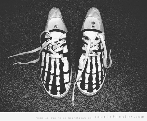 Zapatillas hipsters pintadas con los huesos del pie