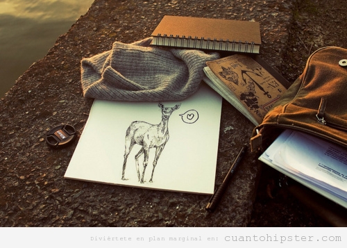 Bodegón hipster con cuaderno, mochila, dibujo ciervo