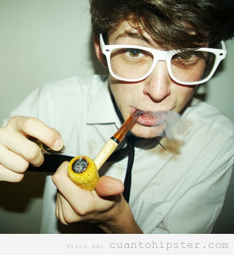 Los chicos hipsters fuman en pipa