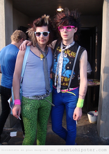 Chicos entre look hipster y punk