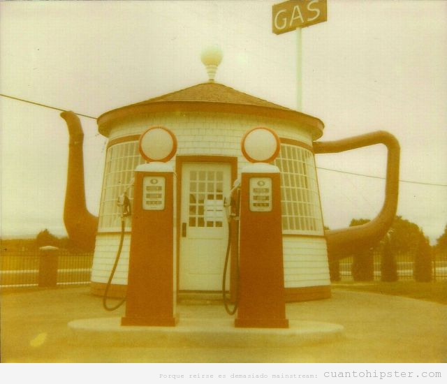 Foto de una gasolinera o gas station retro y antigua con forma de tetera