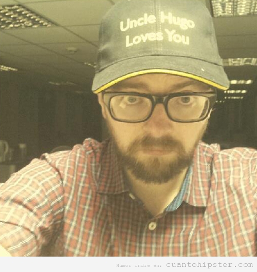 Hipster con gorra de camionero, gafas de pasta y barba Uncle Hugo loves you
