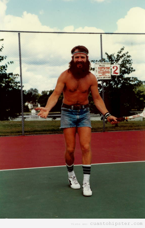 Foto retro y antigua de un padre hipster jugando al tenis