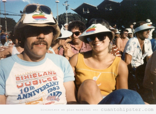 Foto retro antigua de tus padres hipsters con viseras de macintosh