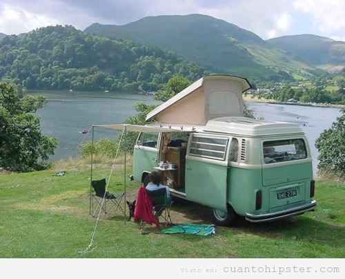 Las vacaciones en el paraíso hipster, una furgoneta volskwagen camper en un lago