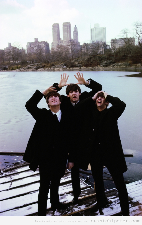 The Beatles haciendo el tonto al posar para una foto