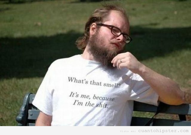 Chico hipster con camiseta autoreferencial irónica