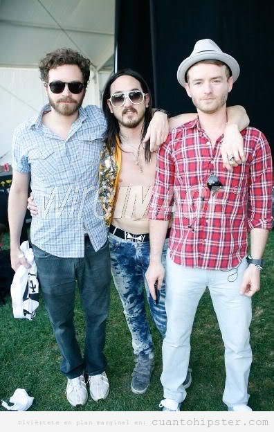 Chicos con ropa y estilo hipster en un festival de música de verano
