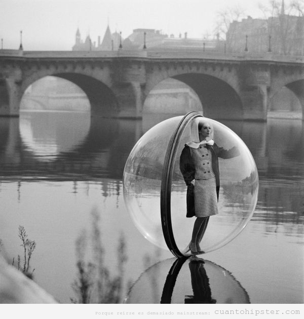 Foto retro vintage de una mujer en un río dentro de una burbuja