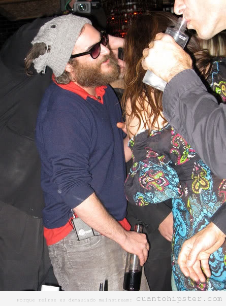 Joaquin Phoenix  en plan hipster o vagabundo borracho en una discoteca