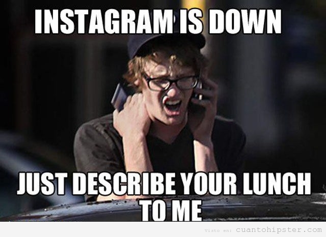 Meme de un hipster que llora hablando por teléfono porque no le funciona Instagram
