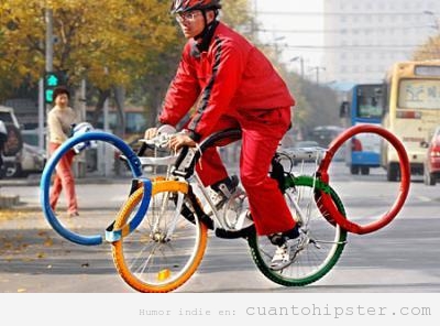 Hipster con bicicleta para Juegos olímpicos, las ruedas forman los 5 anillos