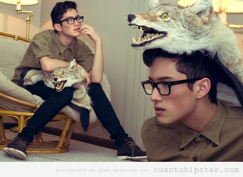 Retrato de chico con look hipster, con gafas de pasta y una cabeza de zorro