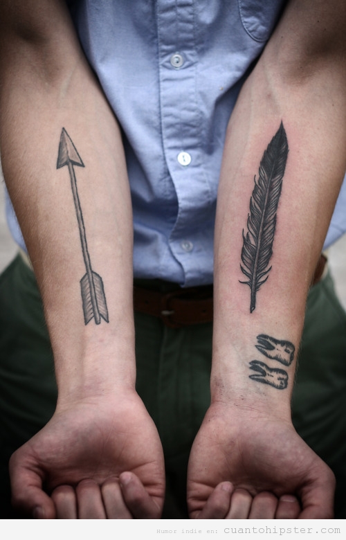 Tatuaje indie con flechas y plumas de indios