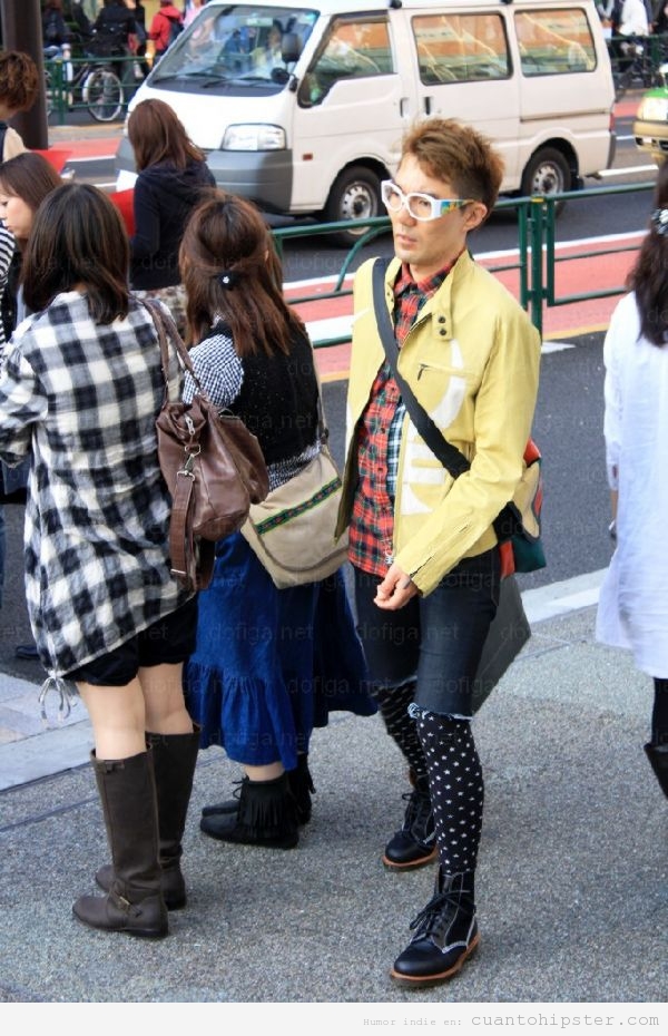 Chico Hipster japones con look bizarro