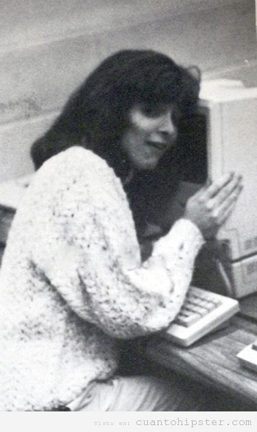 Foto de Tina Fey abrazada a un ordenador cuando era joven