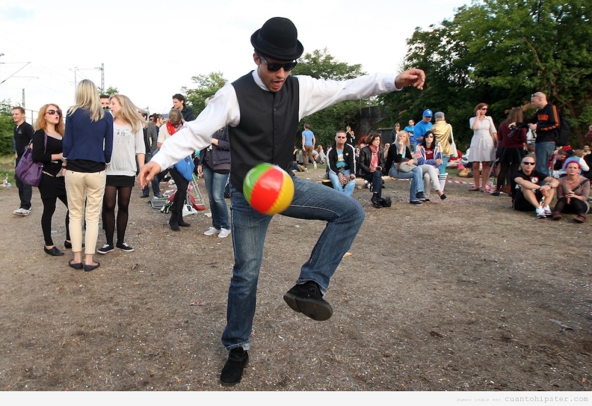 Hipster con chaleco y bombin intentando controlar una pelota con los pies en las Hipster Olympics Berlin
