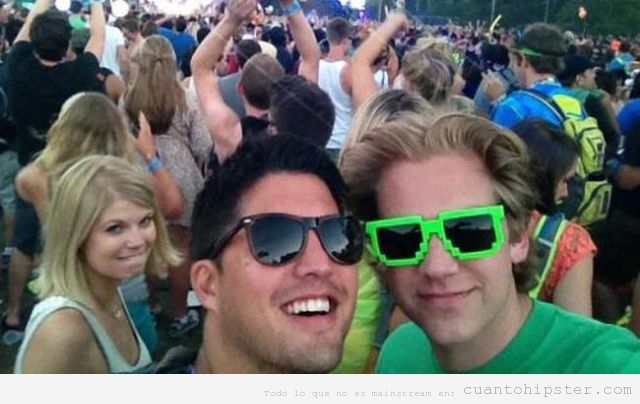 Jodefotos de chico hipster con gafas de sol pixeladas