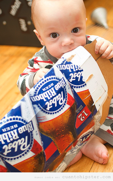Niño con pack de cervezas PBR, segunda generación de hipsters