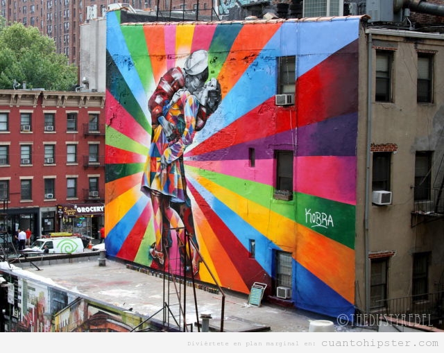 Foto bonita de un mural lleno de colorido en el lateral de un edificio