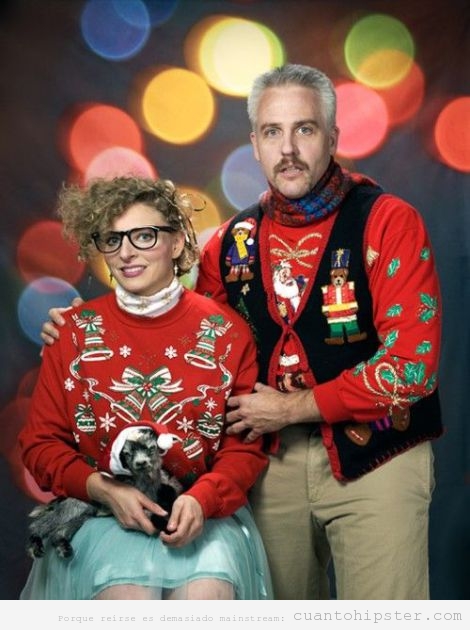 Retrato bizarro de una pareja de raritos o hipsters en Navidad