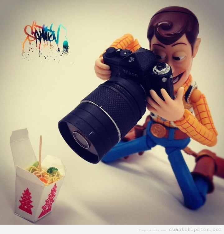 Woody, el cowboy de Toy Story, con una cámara reflex haciendo fotos a comida china
