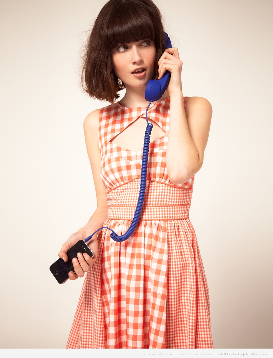 Chica hipster con accesorio ihpone telefono retro