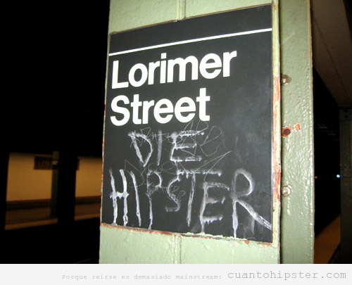 Parada de metro e Lorimer Street con un Die Hipster pintado