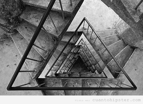Edificio hipster con el hueco de la escalera en forma de triángulo