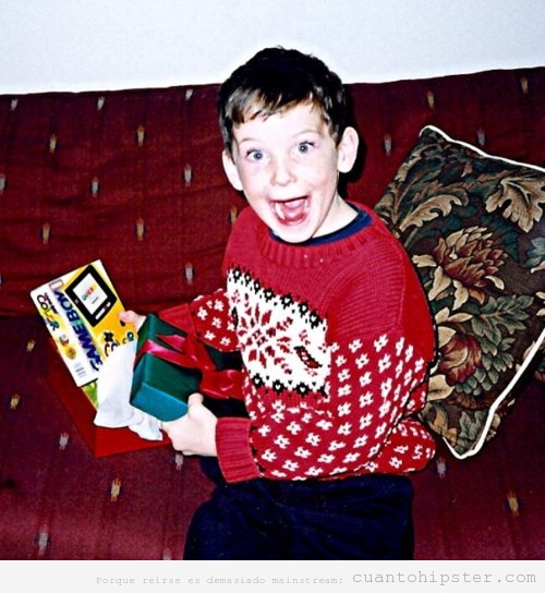 Foto antigua de un niño con un jersey de lana el día de Navidad