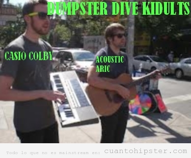 Dos hipsters tocando teclado casio y guitarra en la calle