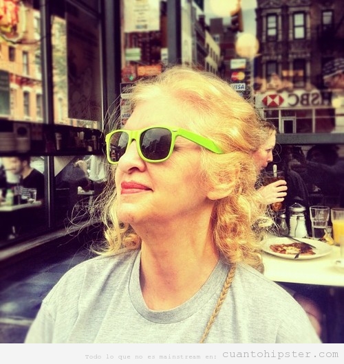 Abuela hipster y moderna con gafas de sol de color verde