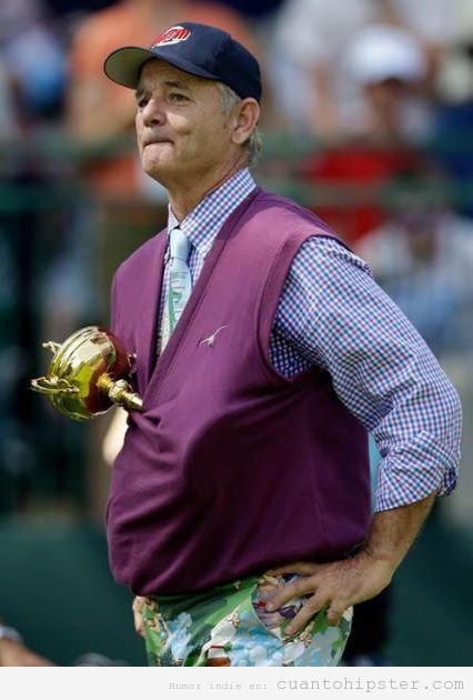 El actor Bill Murray con un trofeo y vestimenta de golf