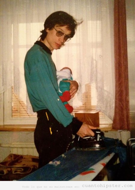 Foto antigua de un padre de los años 80 con look hipster