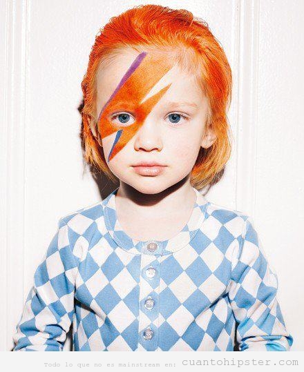 Niño disfrazado de David Bowie con rayo en la cara