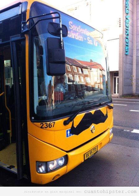 Autobús con un bigote hipster pegado en la delantera