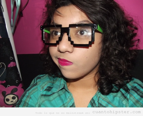 Chica adolescente hipster con gafas de pasta pixeladas