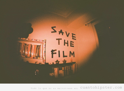Imagen hipster con Save the FIlm hecho con películas en la pared