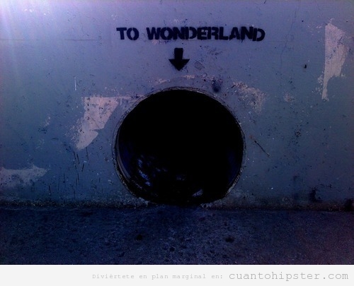 Imagen de un agujero en una pared y escrito To Wonderland