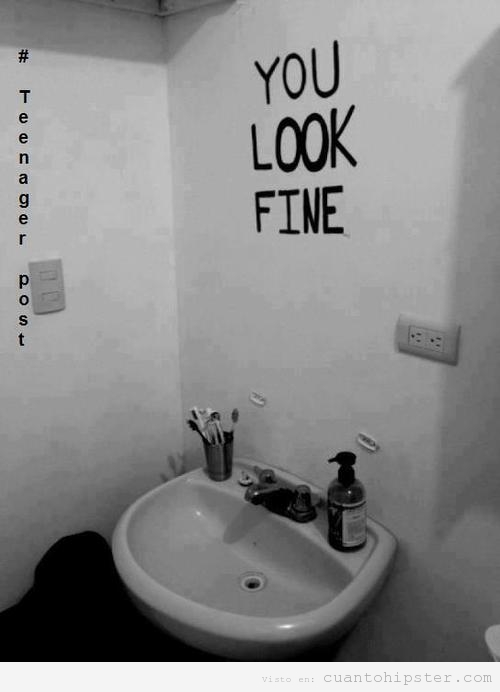Lavabo sin espejo, en la pared pone You look fine