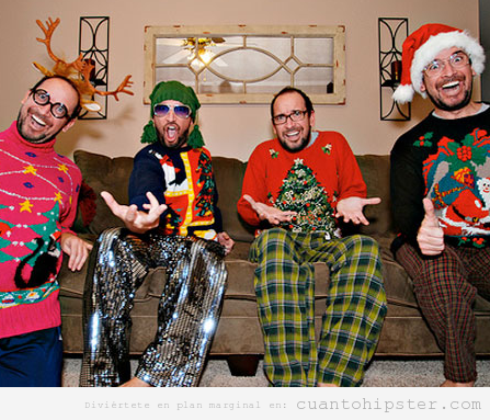 Grupo de chicos hipster o raritos reunidos por Navidad