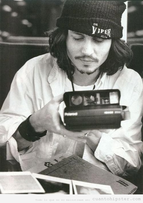 Foto retro de Johnny Depp en plan vintage con una cámara polaroid