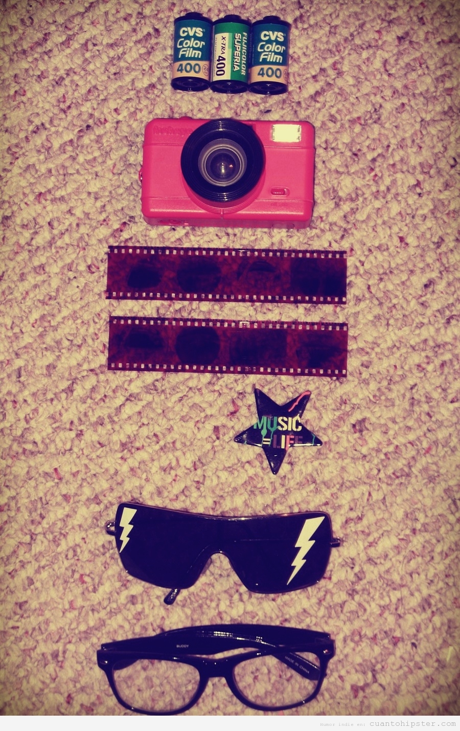Kit hipster con cámara antigua, carrete de fotos y gafas de sol