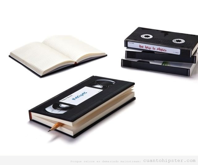 Cuaderno de notas con forma de cinta vídeo antigua VHS